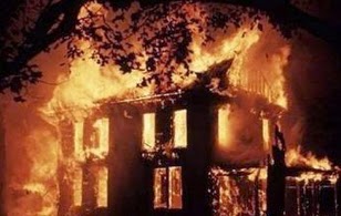 Caro Operai Contro, da quando Renzi ha abolito la giusta causa nel licenziamento, per sostituirla con le “tutele crescenti”, per i padroni è cominciata la pacchia. L’ultima trovata è la cosidetta “solidarietà espansiva”. Di cosa si tratta lo vediamo alla Telecom che insieme ai 7.500 licenziamenti annunciati, intende applicare proprio la “solidarietà espansiva”: un taglio dei salari generalizzato, per “finanziare” 2.000 assunzioni con salari da fame. Ai licenziamenti di massa si aggiunge ora il taglio generalizzato della busta paga ai dipendenti superstiti e paghe ancora più basse per i nuovi assunti. Queste e altre misure antioperaie sono state proposte […]