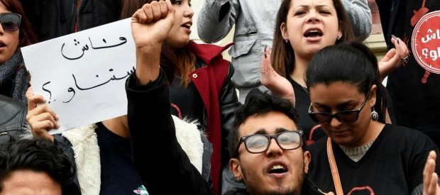 Redazione di Operai Contro, la Tunisia è il paese che i padroni occidentali presentavano come un modello contro la rivolta dei giovani arabi. Erano menzogne. In Tunisia la miseria e la disoccupazione crescono. Le carceri sono piene di giovani. Il governo non è altro che una dittatura. Le proteste sono riprese per le strade della Tunisia.Gli operai Tunisini sono impegnati in prima fila nella protesta Un operaio Tunisino Cronaca dal fatto In Tunisia, il paese che dal 2011 è stato eretto a modello della transizione dopo la primavera araba, va in scena un nuovo gennaio di proteste. Ancora una […]