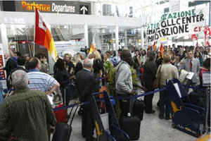 Caro Operai Contro, “Nessuna soluzione prima del voto” dice Calenda ministro dello sviluppo economico, riferendosi alla crisi di Alitalia che coinvolge centinaia di dipendenti. Quante altre aziende stanno aspettando il dopo elezioni per dire apertamente i loro piani finora taciuti o svelati parzialmente? I padroni d’accordo con il loro governo Gentiloni, rinviano al dopo elezioni, le “sorprese” che intendono applicare nei confronti degli operai e dei lavoratori delle fabbriche e delle aziende in crisi. Non vogliono che lotte operaie e proteste sociali, turbino la fase pre elettorale, mentre vanamente tentano di catturare voti. Gli operai non votano ma si […]