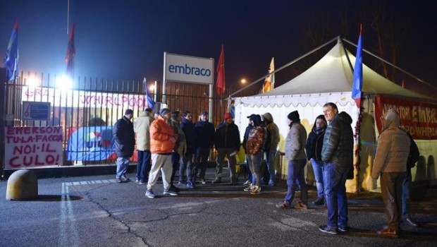 Redazione di Operai Contro, i padroni della Whirpool sono più di due anni che macellano operai in Italia. Sindacati e governo hanno sostenuto il padrone Ora di fronte ai 500 licenziamenti di Chieri fanno finta di volersi opporre Voglio ricordare solo qualcuno dei  macelli del padrone Whirpool: – Continua lo scontro tra Whirlpool e sindacati sul destino del sito ex Indesit di Carinaro, oggi divenuto magazzino ricambi del marchio americano di elettrodomestici per l’area Emea (Europa, Medio oriente e Africa), e degli oltre 300 lavoratori impiegati, senza dimenticare gli altri 130 finora messi “in panchina” dall’azienda. – Chiusura e vendita dello stabilimento di Teverola […]