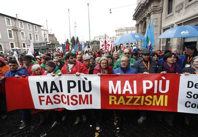 Redazione di operai contro, A Roma hanno manifestato dietro lo striscione con la scritta ‘Mai più fascismi, mai più razzismi’. In piazza c’erano tutti: con Gentiloni, Renzi, Veltroni del Pd, i leader di LeU Grasso, Boldrini e Bersani, la segretaria della Cgil Camusso. Il ministro Marco Minniti ha affermato : “Si conferma, ancora una volta, la forza della democrazia italiana” Confesso che sono confuso. Minniti è il ministro che ha pagato i mercenari di Tripoli per impedire che gli emigranti venissero in Italia. Minniti è il ministro che ha fatto manganellare gli antifascisti in diverse Piazze. Gentiloni e Renzi […]