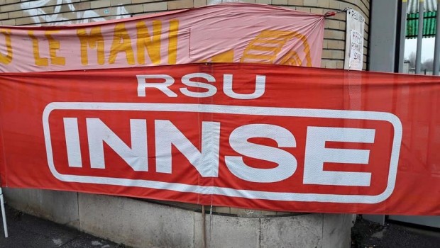 Tutti i giorni da più di un anno un gruppo di lavoratgori dell’Innse sono davanti ai cancelli. Da anni sono in vertenza con l’azienda per difendere il futuro della fabbrica e dei posti di lavoro. In mezzo c’è stato un accordo firmato dalla Fiom nazionale ma bocciato in assemblea dai lavoratori (“era un piano di dismissione e non di ripresa”), anni di mobilitazione per difendere produzione e macchinari, decine di cause in tribunale, denunce, articoli e dichiarazioni stampa diffamatori da parte dell’azienda e persino lettere di intimidazione a casa degli operai. Infine tre licenziamenti per rappresaglia. Una vertenza difficile, […]