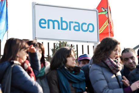 Redazione di Operai Contro I 500 licenziamenti non vengono eliminati ma sono congelati fino a dicembre 2018. L’annuncio è arrivato dall’ad di Invitalia Domenico Arcuri, che ha spiegato che la trattativa si sta : “concludendo in modo positivo”. L’ad. di INVITALIA (Domenico Arcuri)  ha spiegato il coinvolgimento del fondo di reindustrializzazione del Cipe e l’attivazione di un fondo per evitare la delocalizzazione”. Sentite come il rappresententante dei padroni, Calenda la racconta:” i licenziamenti sono congelati fino a Dicembre 2018, forse per tutto il 2018 gli operai avranno il salario pieno, ora l’obbiettivo è la reindustrializzazione” A Renzi e Calenda è […]