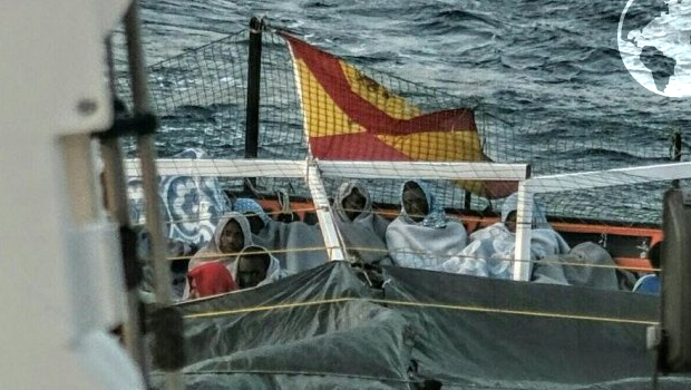Una delle accuse che la procura di Catania ha sollevato alla nave umanitaria spagnola Open Arms è quella di non aver sbarcato a Malta i migranti soccorsi al largo della Libia il 15 marzo. A questa e ad altre domande hanno risposto il fondatore della Proactiva Open Arms Oscar Camps, il portavoce italiano dell’ong Riccardo Gatti e l’avvocato penalista Alessandro Gamberini in una conferenza stampa che si è tenuta a Roma il 22 marzo, organizzata dal presidente della commissione diritti umani del senato Luigi Manconi. Ecco alcune delle domande e delle risposte dell’organizzazione, accusata di favoreggiamento dell’immigrazione clandestina e […]