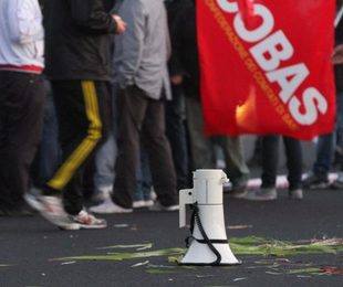   La FCA da una parte spreme il più possibile gli operai per guadagnare gli ultimi “spiccioli” (cioè milioni di euro) costringendoli ai lavori forzati quando lavorano, e poi li mette fuori a salario ridotto, e pagato per buona parte da loro stessi con i cds, quando le vendite calano. Dall’altra non dà nessuna prospettiva per il futuro, alimentando di fatto le voci che si rincorrono sulla stampa di chiusure e drastici ridimensionamenti degli stabilimenti. Rispetto a tutto questo si è tanto parlato in questi mesi, in assemblee in fabbrica e fuori, nelle sedi sindacali, sui giornali, senza nessuna […]