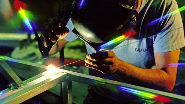 Redazione di Operai Contro, i padroni e i loro servi, continuano a gridare il PIL cresce. Vogliono convincerci che la crescita del PIL vuol dire aumento dell’occupazione. E’ bene chiarire una questione: – se il PIL cresce aumentano i profitti dei padroni – se il PIL aumenta cresce lo sfruttamento degli operai cioè della forza lavoro -se il PIL aumenta non è automatico che aumentano i salari. Infatti i salari in Italia diminuiscono Il Paese che ha visto la propria economia crescere di più è stata la Romania, con un aumento del Pil addirittura del 7%, seguita dalla Slovenia, […]