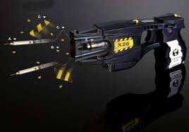 Caro Operai Contro, operai che vi preparate a protestare contro il governo dei padroni, potreste imbattervi nella pistola “taser”. Introdotta nel 2014 dal governo Renzi, sarà sperimentata a partire da questi giorni, sotto l’egida del governo Gentiloni, quindi bisognerà tenerlo presente. La pistola taser ha già ucciso centinaia di persone negli Stati Uniti e in Canada, come denuncia Amnesty International. Quando il governo Renzi ne aveva introdotto l’uso, disse per bocca di Alfano che la pistola taser, sarebbe servita a derimere le risse allo stadio. Infatti, mentre tanti paesi sono alle prese con il terrorismo, l’Italia è in balia […]