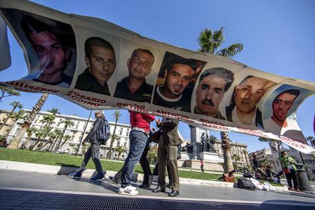 Redazione di operai contro. il 6 dicembre 2007 a Torino furono assassinati alla Thyssenkrupp sette operai. Furono assassinati nella maniera più atroce: bruciati vivi. Alcuni manager della Thyssenkrupp dopo molti anni sono stati condannati dalla magistratura dei padroni a ridicole pene. Marco Pucci ha chiesto la grazia al presidente della repubblica  Mattarella. Marco Pucci ha gia ottenuto della magistratura dei padroni la possibilità di svolgere un lavoro esterno al carcere. Operai, ricordiamocelo: padroni e manager dei padroni non vengono condannati per l’uccisione degli operai. Quando la magistratura dei padroni è costretta a condannarli,  li condanna a pene ridicole. Concede […]