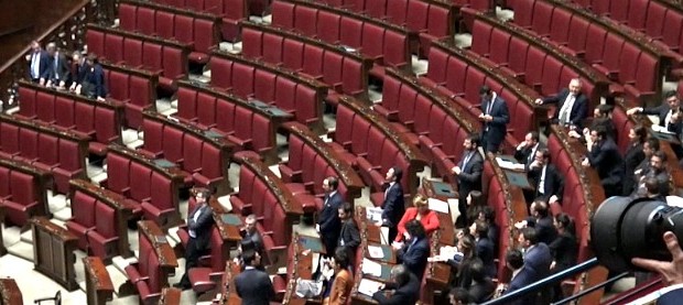 Sono in arrivo 18 milioni di buoni motivi per non andare al voto a breve. Ma sostenere la nascita d’un governo, purché sia. Ai neoletti della XVIII Legislatura il 20 aprile è stata accreditata la parte retributiva per il primo mese di “lavoro”, il grosso arriverà intorno al 30, quando gli sarà bonificata anche la componente non soggetta a trattenute come diaria, rimborso forfettario e indennità per “esercizio del mandato“. Il tutto, va detto, senza essersi proprio stancati più di tanto, visto che nessuno, tra neosenatori e deputati, nel primo mese ha lavorato più di 24 ore. Proprio così: alla Camera […]
