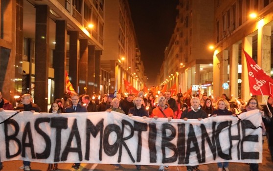 “Come può accadere nel 2018 che degli operai muoiano in fabbrica per lo scoppio di un serbatoio?”. È la domanda che un giornalista del TG2 poneva qualche sera fa a un operaio, collega e amico dei due operai morti a Livorno, durante una fiaccolata nel centro cittadino per ricordarli. L’operaio allargava le braccia e, un po’ confuso, rispondeva: “Questa è l’Italia, questo è ciò che accade oggi in Italia!”. E il giornalista chiudeva: “Eh sì, questo accade oggi in Italia. Grazie. Linea allo studio”. I giornalisti, quelli che tutto sanno, fanno i finti ingenui. Sono i primi a leccare […]