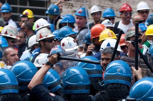 Caro Operai Contro, ancora un altro tavolo a Roma per gli operai Alcoa. Il nuovo padrone non vuole dire quando riparte la produzione e quindi i salari. Gli ammortizzatori sociali finiscono a luglio. Quanti sono in Italia gli operai in queste condizioni? E quanti ci son passati ed ora si trovano ancora peggio? La soluzione del nuovo padrone è solo un ripiego temporale, la vera soluzione sta nel superamento del padrone e del suo sistema sociale. Se tra gli operai e i lettori di Operai Contro si allargasse la consapevole riflessione della necessità di collegarsi per il partito, sarebbe […]