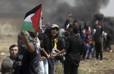 Altri 3 manifestanti palestinesi sono stati uccisi  dall’esercito israeliano nell’ambito della quinta ‘Marcia del ritorno’e 350 sono stati feriti. Secondo dati dell’Organizzazione per i diritti umani dell’Onu (Ocha)  nelle quattro dimostrazioni precedenti , sono stati uccisi 42 Palestinesi e 5.511 sono rimasti feriti. La strage di Palestinesi continua Un lettore  
