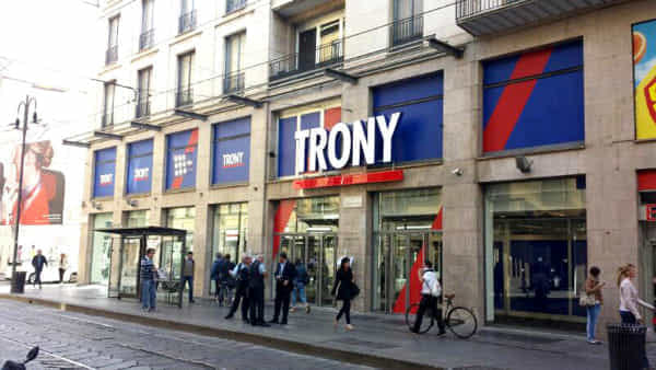 Caro Operai Contro, per 458 operai del Trony sono stati formalizzati i licenziamenti che toccano 35 punti di vendita. “Per la maggior parte di loro si aprono le porte della disoccupazione”, è il sagace commento della Cgil. Domanda: ma cosa ha fatto il sindacato per opporsi a questi licenziamenti? Qualche sciopero coinvolgendo solo una volta tutti i dipendenti del Gruppo. Nonostante questi 458 operai fossero sospesi da mesi senza salario, nonostante il loro annunciato licenziamento, il sindacato ha in pratica lasciato correre, non andando oltre il balletto dei tavoli. Ha lasciato passare tra gli operai dei punti di vendita […]