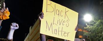 Redazione di Operai Contro, essere un povero afroamericano o un povero messicano negli USA è molto pericoloso. La polizia dei padroni può ucciderti La polizia di New York ha ammazzato un afroamericano  in una strada di Brooklyn, dopo che l’uomo aveva puntato contro i passanti un oggetto che gli agenti pensavano fosse una pistola. Come riferisce il New York Times, si sarebbe invece trattato di un tubo di metallo ricurvo Quattro agenti della polizia hanno sparato 10 colpi a testa per essere sicuri di aver ammazzato l’afroamericano.   Un operaio