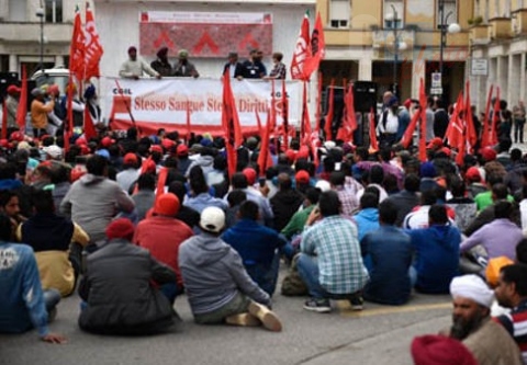 La Stampa niccolò zancan Ripiegata in quattro dentro la sua carta d’identità, tiene una vecchia busta paga. È l’ultima busta paga di Zulfqar Ahmed, bracciante agricolo nato in Pakistan il 10 giugno 1961, codice fiscale HMDZFQ61… «Lavorava tutti i giorni della settimana, compresa la domenica mattina. Ma il padrone lo pagava solo 20 ore al mese. Totale: 164 euro. Zulqfar era disperato. Ma non si lamentava. Pensava che qui fosse la regola. Solo che non riusciva letteralmente a vivere. Un giorno, durante il passaggio da un campo di lavoro all’altro, si è staccato dal gruppo e si è impiccato […]