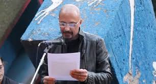 Questi sono i corpi di Ministro. Inoculateli tutti. Questa è una storia di follia. Inoculatela tutta. Nel corpo della lupa. Romolo. Remo. Una fiala. Di stricnina. Una fiala. Di arsenico. Per una generazione. Per un affare. Di Stato. Lo Stato Carne. I corpi del Ministro. Sotto lenzuoli. Di Stato. In uno Stato. Di cose. Di affari. Di Stato. Lo Stato Denaro. Lo Stato Padrone. Di corpi di Stato. Un Ministro. Sulle scale della giostra. Tutto ruota. Attorno. Allo Stato Denaro. Non fermate questo Stato di cose. Perdonate. Perché non sanno quello che fanno. Nei secoli dei secoli. I corpi […]