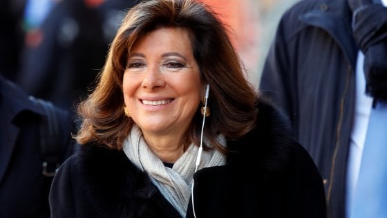 Redazione di Operai Contro, Mattarella da l’incarico esplorativo per fare il nuovo governo dei padroni all’uomo di Berlusconi. Ripubblichiamo un post che spiega chi è la Casellati. “lo spirito di cambiamento di Lega e M5S ha svolazzato sulla campagna elettorale e oggi si è incarnato nel nuovo presidente del Senato – Elisabetta Casellati di FI, che è al fianco del pregiudicato Berlusconi dal 1994. E’ famosa perché nel 2005, appena insediata alla sotto segreteria del Ministero della Sanità si affrettò a piazzare la figlia nella segreteria del Ministero. Affarini e affaroni ! Chi ancora una volta si è illuso […]