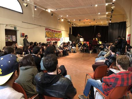 Caro Operai Contro, la rivolta dei braccianti Sikh nell’Agro Pontino; i ciclofattorini licenziati per aver scioperato, pur essendo situazioni fra loro molto diverse, fanno parte di quel frantumato mondo operaio sempre più in espansione, dove domina una conclamata schiavitù del lavoro salariato. Non si tratta di forme arretrate del moderno capitalismo, ma l’altra faccia della “modernità”, dell’industria 4.0, delle fabbriche automatizzate, dei processi computerizzati e interconnessi. In ogni settore o ramo di esso, i padroni investono dove e come più conviene loro: dove l’operaio si può sfruttare di più con nuovi macchinari, e dove invece si sfrutta di più […]