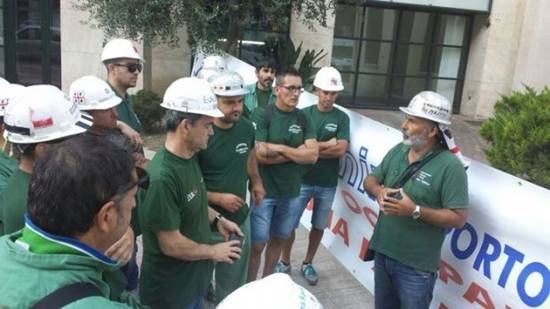 Caro Operai Contro, dopo anni di promesse dei politici e dei vari ministeri, un’altra presa per il culo per gli operai ex Eurallumina. Per anni non hanno abbassato la guardia e per un certo periodo hanno condotto anche una lotta a oltranza. Il carrozzone istituzionale aveva promesso loro un salario legato alla ripartenza dell’attività. Ad un certo punto è arrivata anche la lunga mano di Calenda che rimanda tutto in alto mare. Inoltre a fine anno finiscono gli ammortizzatori sociali. Calenda la sa lunga, è un uomo del Pd di Renzi oltre che un agente della Confindustria. Con o […]