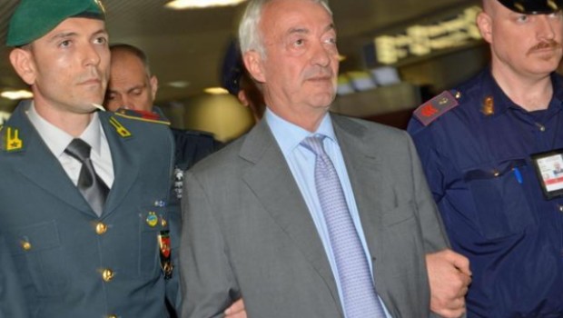 Redazione di Operai contro, E’ stata confermata, dalla Cassazione, la condanna – con diniego delle attenuanti generiche per la gravità dei fatti commessi e l’intensità del dolo – a sei anni e tre mesi di reclusione nei confronti di Fabio Riva, figlio dello scomparso proprietario dell’Ilva Emilio Riva, per associazione a delinquere e truffa ai danni dello Stato per circa cento milioni di euro incamerati illecitamente dal 2008 al 2013 come contributi per le imprese che esportano. Allì’ILVA di Taranto decine di operai hanno pagato con la vita i profitti intascati dalla famiglia Riva. Fabio Riva ha avuto una […]