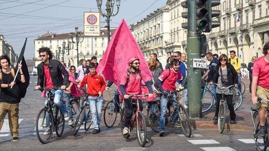 Caro Operai Contro, i facchini in bicicletta di Foodora-rider, licenziati per aver organizzato uno sciopero contro schiavistiche condizioni di lavoro, si sono rivolti al tribunale di Torino chiedendo l’annullamento del licenziamento. Il tribunale invece ha messo il timbro sul licenziamento, motivando che il loro rapporto di lavoro non era subordinato, ma lavoro autonomo. Se colpiscono così brutalmente gli operai di uno dei tanti rami più sfruttati e bistrattati del lavoro, bisogna pensare come gli operai si debbano organizzare. Sarebbe fortemente riduttivo vedere questo come un attacco ai soli fattorini in biciletta. Ad essere sotto il tiro dei padroni sono […]