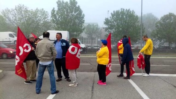 Caro Operai Contro, continua la lotta degli operai contro i padroni negrieri delle cosidette cooperative. Scioperi e mobilitazioni così motivate dagli operai stessi in una intervista a Bologna Today che allego qui di seguito. Saluto da un lettore Allegato da Bologna Today ‘Paghe incomplete’: ancora scioperi nei magazzini Yoox “Pagate anche chi sta nelle ‘stalle’ della logistica, lì ci si spacca la schiena per movimentare e distribuire la preziosa merce griffata venduta on line”, mandano a dire gli addetti e i Cobas Dopo il fermo di venerdì scorso, continua la mobilitazione dei dipendenti di due magazzini dell’Interporto di Bologna […]