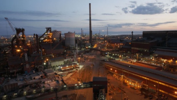 Redazione di Operai Contro, tra bicchierate e mazzette la trattativa prosegue. E’ una trattativa da palcoscenico. I sindacati fingono di trattare sul premio di risultato dei 10 mila operai che forse saranno assunti dal nuovo padrone. Ormai i sindacalisti della mazzetta hanno accettato i 5 mila licenziamenti Ormai ministro dei padroni e sindacato dei padroni hanno accettato per gli opertai che saranno assunti, che si tratterà di un nuovo contratto e l’anzianità non conterà niente. Gli operai dell’ILVA, da tempo, sanno che il vero premio di risultato dell’ILVA è la morte Si avvicina il 25 aprile. Perchè non deve […]