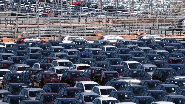 Redazione di Operai Contro, parlano tanto di ripresa,ma non è vero ANSA Il mercato dell’auto europeo frena: a marzo le immatricolazioni nell’Europa dei 28 più Paesi Efta – secondo i dati dell’Acea, l’associazione dei costruttori europei – sono state 1.836.960, il 5,2% in meno dello stesso mese del 2017. Nel trimestre sono state vendute in tutto 4.282.134 auto, pari allo 0,6% in più dell’analogo periodo dell’anno scorso. Le immatricolazioni di Fca nell’Europa dei 28 più Efta sono state a marzo 120.591, in calo dell’8% rispetto allo stesso mese dell’anno scorso. La quota scende dal 6,8 al 6,6%. Nel primo […]