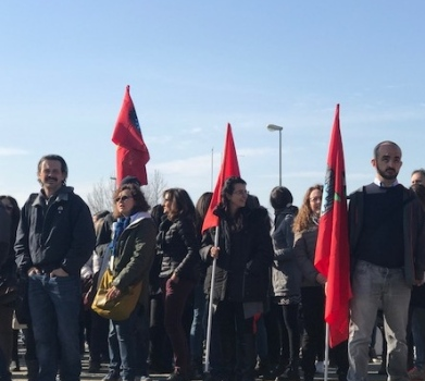 Cari operai contro, martedì in Confindustria si sono riuniti i padroni americani con i loro consulenti “risorse umane” e i loro referenti italiani da una parte, e il responsabile di zona Fiom e i delegati RSU dall’altra. Hanno parlato di piano industriale, contratti di solidarietà e uscite “morbide”.  E la delegazione non è stata sostenuta  con presidio sotto Confindustria durante l’incontro ! Un inizio di trattativa morbido per il padrone, cedente per i lavoratori! Oggi giovedì è previsto incontro in fabbrica per discutere di un piano industriale per il recupero ! dell’azienda e di posti di lavoro !: sono […]