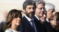Il presidente della Repubblica Sergio Mattarella , il presidente del consiglio Paolo Gentiloni, i presidenti di Camera e Senato Roberto Fico e Maria Elisabetta Casellati e il ministro della Difesa Roberta Pinotti hanno partecipato alla cerimonia per la Festa della Liberazione all’Altare della Patria. Mattarella ha deposto una corona di fiori al monumento del milite ignoto. I padroni ormai lasciano le sceneggiate ai loro rappresentanti “La Resistenza rappresenta un punto di riferimento irrinunciabile nella vita democratica del Paese: è in questa pagina fondamentale della nostra storia che ogni cittadino italiano può infatti ritrovare le radici della Repubblica e della […]