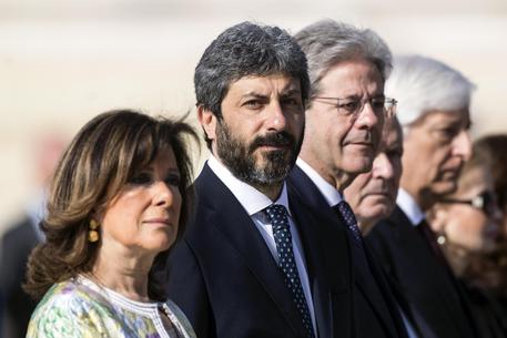 Il presidente della Repubblica Sergio Mattarella , il presidente del consiglio Paolo Gentiloni, i presidenti di Camera e Senato Roberto Fico e Maria Elisabetta Casellati e il ministro della Difesa Roberta Pinotti hanno partecipato alla cerimonia per la Festa della Liberazione all’Altare della Patria. Mattarella ha deposto una corona di fiori al monumento del milite ignoto. I padroni ormai lasciano le sceneggiate ai loro rappresentanti “La Resistenza rappresenta un punto di riferimento irrinunciabile nella vita democratica del Paese: è in questa pagina fondamentale della nostra storia che ogni cittadino italiano può infatti ritrovare le radici della Repubblica e della […]