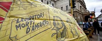 Dati Inail : una fotografia drammatica dei danni causati dai padroni per l’uso dall’amianto tra il 1993 e il 2012. Nei primi vent’anni successivi alla legge che chiudeva l’era dell’eternit, in Italia sono stati 21.463 i casi di mesotelioma maligno, che hanno provocato oltre 6 mila morti all’anno. Tra i territori più colpiti la Lombardia (4.215 casi rilevati), Piemonte (3.560) e Liguria (2.314), seguiti da Emilia Romagna (2.016), Veneto (1.743) e Toscana (1.311). Al Sud, la situazione peggiore si registra in Sicilia (1.141) e Campania (1.139). I padroni sono tranquilli, possono continuare . La magistratura è dalla loro parte. […]