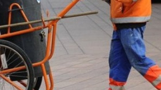 Caro Operai Contro, agli spazzini di Livorno hanno messo un braccialetto al polso per “comunicare” con i 2500 nuovi cestini installati in città, svuotarli e ripristinarli in tempi cronometrati. Mattarella invece fatto il secondo giro di consultazioni dopo 40 giorni dalle elezioni, ha sorprendentemente dichiarato che “serve un governo nella pienezza delle sue funzioni”. Non avendo fatto i partiti passi avanti, si è creato uno “stallo” – ha aggiunto Mattarella – . E ancora sorprendentemente ha precisato che non prenderà alcuna decisione per ora, ma ci penserà qualche giorno prima di farlo. Allo “stallo” creato dai partiti, Mattarella ha […]