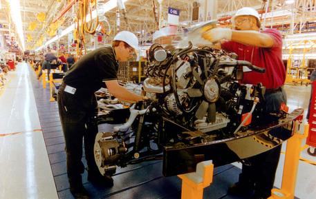 Redazione di Operai contro, L’ISTAT recita: “La produttività dell’intera economia italiana rialza la testa, mettendo a segno nel 2017 un rialzo dello 0,9% dopo il calo dell’anno precedente. Riparte la produttività del lavoro, considerata l’anello debole del sistema. Ora l’indicatore, calcolato come valore aggiunto per ora lavorata, sale dello 0,7%, il tasso più alto dopo il 2013. E intanto accelera anche la produttività del capitale (+1,4%).” Produttività dell’economia, produttività del capitale. Non so dire cosa sia. Per la produttività del lavoro, sarebbe meglio parlare della produttività della forza lavoro o meglio della produttività dell’operaio. Che cos’è la produttività del […]