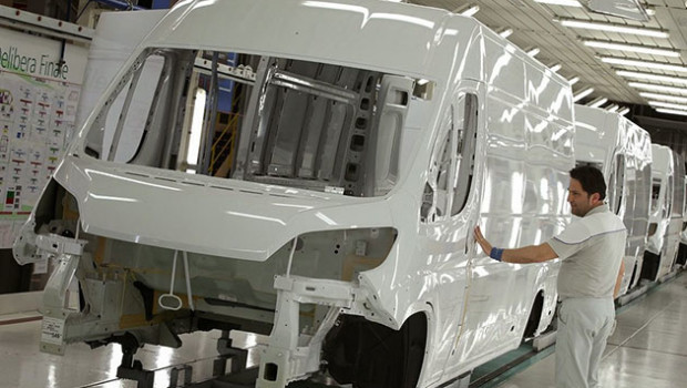   Intervista ad un operaio FCA di Pomigliano trasfertista a Castel di Sangro Sevel di Castel di Sangro, lo stabilimento più grande d’Europa per la produzione di furgoni leggeri. Si produce il Ducato, ma anche furgoni Peugeot e Citroen. Una produzione di circa trecentomila furgoni l’anno, l’unico stabilimento FIAT che tira in questo momento. La Sevel ha vinto il premio di efficienza del World class manufacturing, programma mondiale applicato in Fca. Parametri come aspetto manageriale, sicurezza, manutenzione, ma anche assenteismo, malattie, sicurezza sul lavoro, risparmio energetico sono stati brillantemente superati in Sevel. «È un ottimo risultato per lo stabilimento», […]