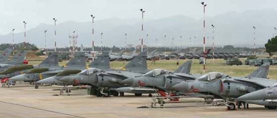 Caro Operai Contro, massima allerta nella base Nato di Sigonella, come riporta anche un articolo di Siracusa News del 14 aprile. Dalla struttura militare sono partiti nei giorni scorsi aerei spia in missione esplorativa in Siria e ieri poco prima delle 3 di notte (le 22 a Washington) il presidente degli Stati Uniti Donald Trump ha annunciato alla nazione di aver ordinato l’attacco. Gentiloni mente quando dice che l’Italia non partecipa all’attacco alla Siria. Di fatto fornisce l’uso delle basi Nato da dove sono partiti aerei spia in missione esplorativa in Siria. Sigonella sbugiarda Gentiloni. Saluti da Lentini   […]