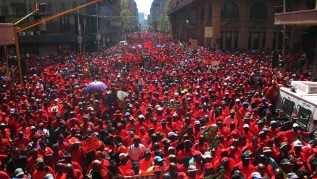 La produzione si è fermata ovunque nelle fabbriche. South African Federation of Trade Unions ha indetto uno sciopero generale In Sudafrica gli operai scioperano per aumentare il salario minimo prima del 1 MAGGIO. Il governo è stato accusato della decisione dell’anno scorso di fissare il salario minimo a 20 Rand (1.61 dollari all’ora). Centinaia di migliaia di operai hanno partecipato ad uno sciopero generale giornaliero il 25 aprile per aumentare il salario minimo descritto come ” schiavitù Produzione interrotta in tutte le fabbriche di automobili Nel frattempo, a causa dello sciopero, è stato annunciato che la produzione sarà fatta […]