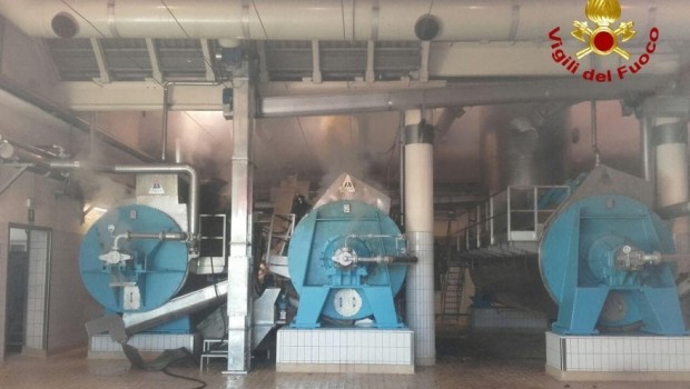 Redazione di Operai Contro, Giornata di Pasqua del 2018. Un serbatoio usato per l’essicazione di farine alimentari è esploso in un’azienda di Treviglio uccidendo due operai. Secondo le prime informazioni  è esplosa un’autoclave durante la lavorazione dei resti di pollo che vengono resi farina poi utilizzata per produrre cibo per animali.  Si tratta di due operai che si trovavano nei pressi del silos-autoclave dove vengono stoccate le farine. L’assassinio è avvenuto presso l’azienda ‘Ecb’ Company di Treviglio, in provincia di Bergamo, che produce mangimi per animali. Altri due operai assassinati in nome del profitto dei padroni. Per giorni gli imbecilli delle […]