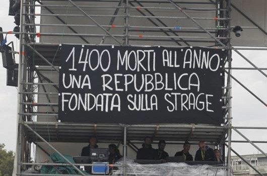 Caro Operai Contro, altri 2 operai sacrificati per il profitto. Uno di 19 anni in una ditta d’appalto alla Fincantieri di Monfalcone. Un altro di 26 anni in una ditta appaltatrice sulla tratta ferroviaria in Umbria. Invece delle nuove misure promesse dagli imbonitori di turno, per fermare le morti sul lavoro, i padroni licenziano gli operai rappresentanti della sicurezza (Rsl), che denunciano la mancanza di prevenzione e sicurezza sul posto di lavoro. Come è successo ad Alex Villarboito da 17 anni operaio della Sacal (Vercelli), il quale dopo un infortunio mortale di un compagno di lavoro, è stato licenziato […]