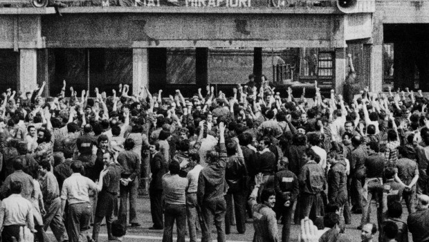 Il giornale della rivolta operaia contro il lavoro salariato. Una grande mistificazione sociale sta travolgendo tutti. Centinaia di migliaia di operai vengono licenziati, lasciati in mezzo ad una strada con un sussidio miserabile e tutti si sgolano a chiedere lavoro. “Ci vuole il lavoro per dare futuro ai giovani, per dare dignità alla gente”, non c’è dirigente politico, sindacalista o cardinale che non metta al centro il problema del lavoro. Ci fanno ridere, noi operai che abbiamo lavorato sotto la frusta del padrone, noi che sappiamo cosa vuol dire stare alla catena di montaggio o lavorare in siderurgia, o […]