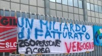 Redazione di Operai Contro, Dopo che i sindacati hanno dato tutte e due le mani ai padroni per il licenziamento dei dipendenti Almaviva, i padroni dilagano. I padroni dei Call Center vogliono più profitti: licenziano, delocalizzano, riducono i salari a 3 o 4 euro all’ora. COMDATA la multinazionale dei call center chiude le sedi di Pozzuoli (Napoli) e Padova: 260 i lavoratori licenziati. Eadi Ivrea (Torino) continua la cassa integrazione per centinaia di addetti.Si è iniziato con la cessazione di tutti i contratti in somministrazione, per continuare con la cassa integrazione a zero ore in aprile (per 363 dipendenti) […]