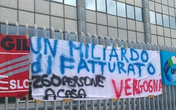 Redazione di Operai Contro, Dopo che i sindacati hanno dato tutte e due le mani ai padroni per il licenziamento dei dipendenti Almaviva, i padroni dilagano. I padroni dei Call Center vogliono più profitti: licenziano, delocalizzano, riducono i salari a 3 o 4 euro all’ora. COMDATA la multinazionale dei call center chiude le sedi di Pozzuoli (Napoli) e Padova: 260 i lavoratori licenziati. Eadi Ivrea (Torino) continua la cassa integrazione per centinaia di addetti.Si è iniziato con la cessazione di tutti i contratti in somministrazione, per continuare con la cassa integrazione a zero ore in aprile (per 363 dipendenti) […]