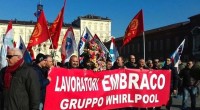 Redazione di Operai Contro, i sindacati hanno salvato gli schiavi salariati dell’Embraco. Potranno continuare a produrre profitti per un nuovo padrone. Lo affermano Fiom e Uilm, sottolineando che al ministero dello Sviluppo economico sono stati presentati due piani di reindustrializzazione della fabbrica. Il primo piano, affermano i sindacati, “fa capo alla israelo-cinese Ventures Production, una società neocostituita composta all’85% da Ventures Srl e al 15% da Guangdong Electric.. Nel complesso, “la società conta di occupare un totale di 474 lavoratori a regime dopo il 2020: 90 saranno assunti nelle prossime settimane, 372 totali entro giugno 2020. Il periodo da giugno […]