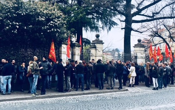 Oggi gli operai e i lavoratori dell’Arca Technologies sono chiamati a valutare  la proposta di accordo che riduce gli esuberi da 103 a 78, incentiva le uscite “volontarie”, contratti di solidarietà per un anno e sviluppo nuovi prodotti nei prossimi anni. Ha l’aria delle proposte che vanno di moda di questi tempi: soluzioni fumose future  contro smobilitazione delle lotte subito. Qualsiasi sia il voto di operai e lavoratori, non smobilitino: rafforzare i rapporti tra confermati e licenziabili, tenere sotto pressione i dirigenti dell’azienda per far rispettare le proposte che hanno fatto, per mantenere viva la capacità di lotta. Da […]