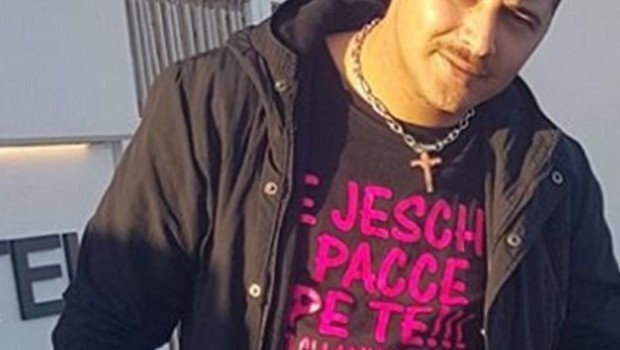 Redazione di Operai Contro, sarebbero sei gli indagati per la morte dell’operaio Angelo Raffaele Fuggiano, il dipendente della Ferplast, azienda dell’appalto Ilva, morto giovedì mattina mentre stava eseguendo un intervento manutentivo allo scaricatore Dm6 di proprietà dell’azienda siderurgica e installato al quarto sporgente del porto di Taranto affidato da decenni in uso esclusivo all’Ilva. Lo sciopero degli operai è stato massiccio. Il padrone e i loro servi hanno paura. Bisogna mettere a tacere gli operai Difficilmente la magistratura arriva ai padroni delle grandi aziende. I padroni sono azionisti che hanno al loro soldo fior di tecnici. Più spesso la […]