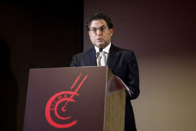 Antonello Montante, imprenditore siciliano ed ex presidente di Confindustria Sicilia, è stato arrestato questa mattina dalla polizia di Caltanissetta insieme ad altre cinque persone. L’accusa per Montante, scrive Repubblica, è di “associazione a delinquere finalizzata alla corruzione di esponenti delle forze dell’ordine” e tra gli altri arrestati ci sono diversi membri delle forze dell’ordine, sospettati di aver collaborato a una grossa operazione di spionaggio organizzata da Montante ai danni delle istituzioni pubbliche. Repubblica ha elencato i nomi degli altri arrestati: “il colonnello Giuseppe D’Agata, ex capocentro della Dia di Palermo poi passato ai servizi segreti, da qualche tempo era tornato in […]