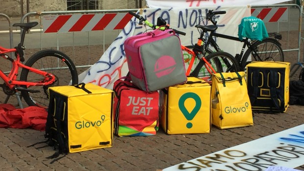 I fattorini in bicicletta sono tragicamente all’attenzione dei media a seguito dell’incidente la scorsa settimana a Milano in cui uno di loro ha perso una gamba. La Gioventù Democratica- GD – organizzazione giovanile del PD , signorini e signorine che a detta di un loro capetto non hanno mai lavorato, hanno invitato l’ex ministro Martina a Milano il 25 maggio, all’Arci Bellezza, per presentargli l’inchiesta che hanno condotto nel settore del lavoro delle consegne a domicilio e lo stato del loro intervento complessivo. Sono stati comunicati dati superficiali e già conosciuti sulle condizioni di lavoro e intervistati ben due […]