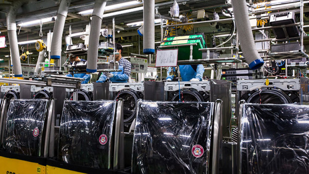 Redazione di Operai Contro, Dopo la Russia e la Cina, Candy produrrà 800 mila ‘lavastoviglie intelligenti’ l’anno, basate sui principi di Industria 4.0, nello stabilimento di Eskisehir in Turchia, dove il gruppo ha investito 15 milioni di euro. Lo ha detto l’amministratore delegato Beppe Fumagalli, spiegando che “in Turchia abbiamo già una base produttiva significativa di elettrodomestici di cottura e di asciugatrici, con 2 milioni di pezzi prodotti”.  Quanto invece all’Italia, la produzione a Brugherio, in provincia di Monza, è pari all’8% del totale. “Non aumenterà e non diminuirà , resterà stabile nel tempo – spiega – e abbiamo […]