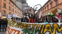 Caro Operai Contro, “disconnettiamoci dallo sfruttamento”. Questo era scritto sul grande striscione che a Bologna apriva il corteo dei ciclofattorini, il 1° maggio. I ciclofattorini hanno portato in piazza le loro rivendicazioni: condizioni e salari “vere e propri” perché dicono, “il nostro è un lavoro vero e proprio“. Questo l’obbiettivo immediato, che insieme al “disconnettiamoci dallo sfruttamento”, guarda oltre la quotidiana lotta per la sopravvivenza. Saluti da Bologna   Mando un articolo dal Resto del Carlino Bologna, 1 maggio 2018 – “Siamo stanchi di essere trattati come collaboratori autonomi senza diritti, il nostro è un lavoro vero e proprio” […]