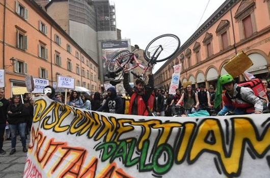 Caro Operai Contro, “disconnettiamoci dallo sfruttamento”. Questo era scritto sul grande striscione che a Bologna apriva il corteo dei ciclofattorini, il 1° maggio. I ciclofattorini hanno portato in piazza le loro rivendicazioni: condizioni e salari “vere e propri” perché dicono, “il nostro è un lavoro vero e proprio“. Questo l’obbiettivo immediato, che insieme al “disconnettiamoci dallo sfruttamento”, guarda oltre la quotidiana lotta per la sopravvivenza. Saluti da Bologna   Mando un articolo dal Resto del Carlino Bologna, 1 maggio 2018 – “Siamo stanchi di essere trattati come collaboratori autonomi senza diritti, il nostro è un lavoro vero e proprio” […]